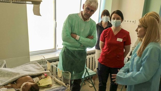 Prim. Wagentristl bei einem Besuch in der Kinderklinik Lemberg im August 2022. Übergeben wurden unter anderem Inkubatoren, ein Reanimationstisch und zahlreiche Medikamente. (Bild: zVg)