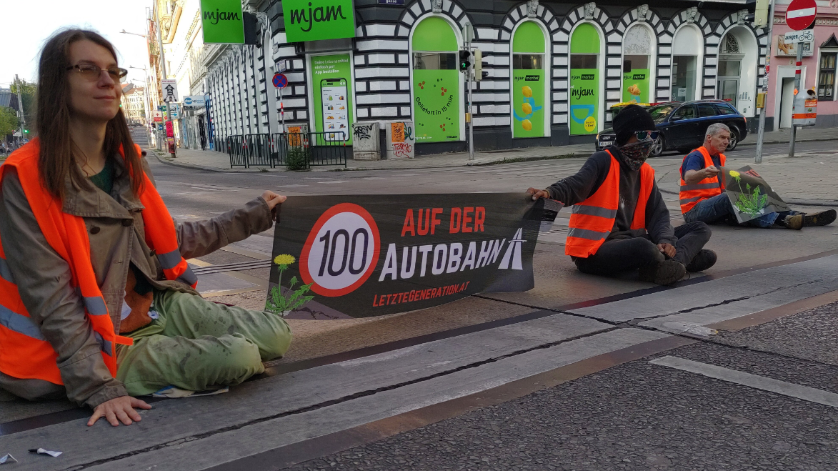 Klimaaktivisten klebten sich am Äußeren Gürtel in Wien an die Straßen, um für das Tempolimit 100 auf den Autobahnen zu demonstrieren. (Bild: Letzte Generation AT)