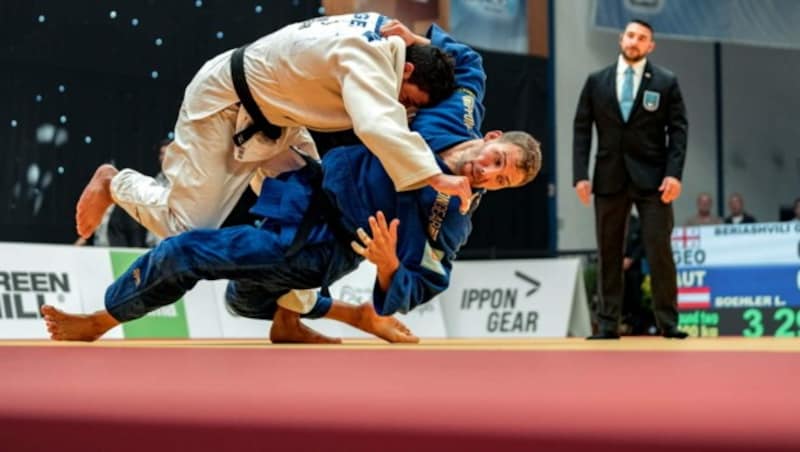 Laurin Böhler (in blau) geht in Aserbaidschan auf die Matte. (Bild: GEPA pictures)