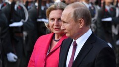 Ex-Außenministerin Karin Kneissl und der russische Präsident Wladimir Putin (Bild: APA/AFP/JOE KLAMAR)