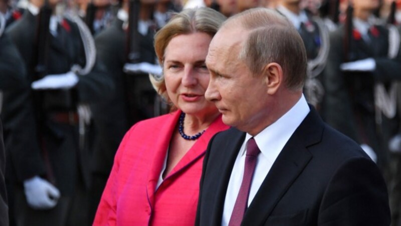 Kneissl mit Russlands Präsident Wladimir Putin während seines Wien-Besuchs im Jahr 2018 (Bild: APA/AFP/JOE KLAMAR)