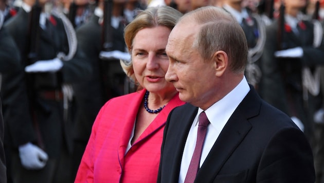 Ex-Außenministerin Karin Kneissl und der russische Präsident Wladimir Putin (Bild: APA/AFP/JOE KLAMAR)