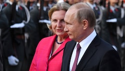 Karin Kneissl mit Russlands Präsident Putin bei dessen Wien-Besuch 2018 (Bild: APA/AFP/JOE KLAMAR)