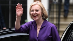 Die neue britische Premierministerin stellt sich dem Volk als „Eiserne Lady 2.0.“ dar. Schon am Dienstag findet der Wechsel an der Spitze der britischen Regierung statt. (Bild: APA/AFP/Daniel LEAL)
