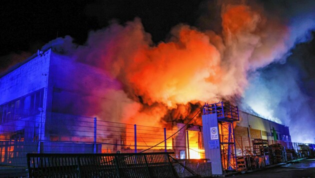 Großbrand einer Lagerhalle eines Schlachthofes in Bergheim (Bild: Markus Tschepp)