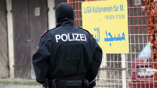 Die Polizei bei einer Razzia einer Grazer Moschee im Jahr 2020 (Bild: Christian Jauschowetz)