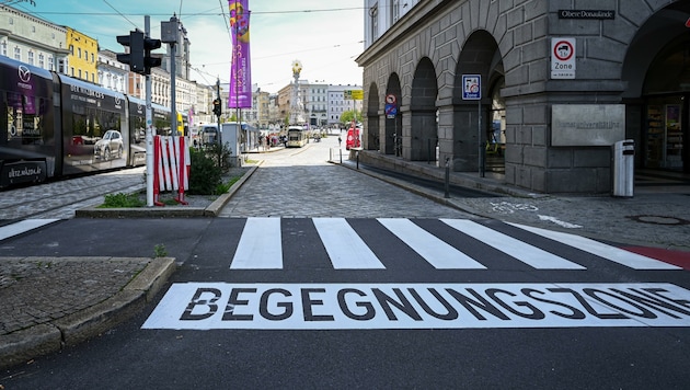 Seit Sonntag ist der Linzer Hauptplatz plötzlich eine Begegnungszone. Die Markierungen sollen aber auch den dafür zuständigen Verkehrsreferenten Martin Hajart (ÖVP) überrascht haben. (Bild: Wenzel Markus)