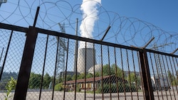Das Kernkraftwerk Isar 2 wird offenbar auch nach dem Jahreswechsel noch Strom produzieren. (Bild: APA/dpa/Peter Kneffel)