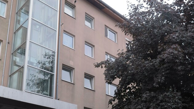 In diesem Haus in Linz stürzte Zara aus dem vierten Stock ab (Bild: Schütz Markus)