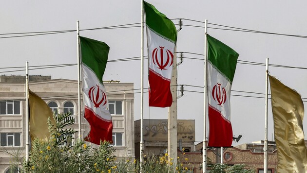 Iranische Flaggen in der Hauptstadt Teheran (Archivbild) (Bild: AFP)