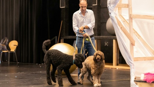 El director de ópera Andreas Fladvad-Geier condujo a varios perros atados por la sala de ensayo.  (Imagen: Berger Susi)