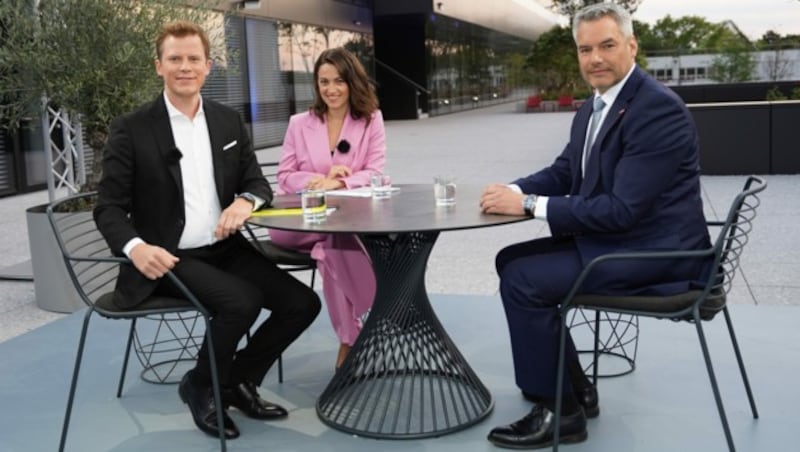 Die ORF-Moderatoren Tobias Pötzelsberger und Julia Schmuck im Gespräch mit Karl Nehammer (Bild: ORF)