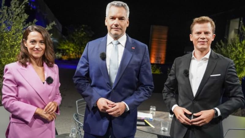 Die ORF-Moderatoren Tobias Pötzelsberger und Julia Schmuck mit Bundeskanzler Karl Nehammer (Bild: ORF)