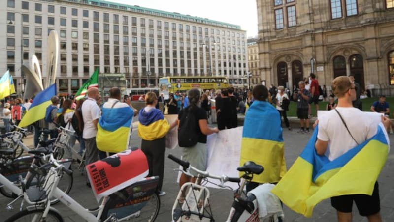 Eine Demonstration vor der Staatsoper der ukrainischen Diaspora anlässlich eines Auftritts von Anna Netrebko am Montag. (Bild: APA/HERWIG G. HOELLER)