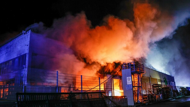 Großbrand einer Lagerhalle des Salzburger Schlachthofes (Bild: Tschepp Markus)