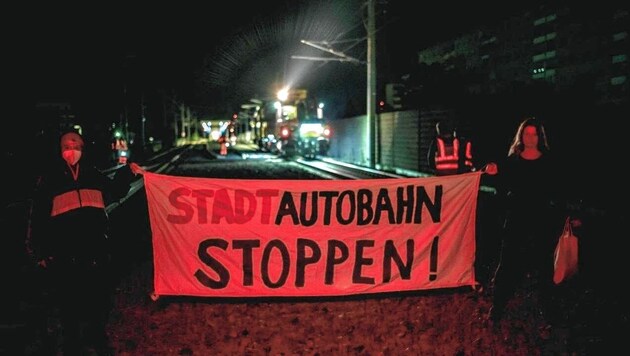 Klimaaktivisten der "LobauBleibt"-Bewegung haben Dienstagfrüh erneut gegen den Bau der Stadtstraße protestiert. (Bild: LobauBleibt)