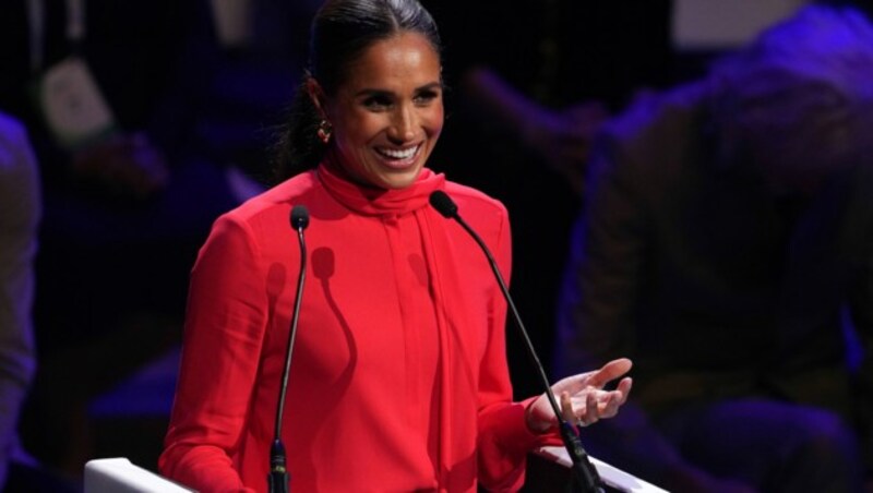 Herzogin Meghan trug für ihre Rede beim „One Young World Summit“ in Manchester ein knallrotes Outfit. (Bild: Jon Super/AP)