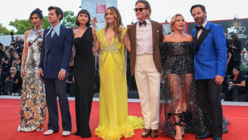 Gemma Chan, von links, Harry Styles, Sydney Chandler, Regisseurin Olivia Wilde, Chris Pine, Florence Pugh und Nick Kroll posieren für Fotografen bei der Ankunft zur Premiere des Films „Don‘t Worry Darling“ während der 79. Ausgabe der Filmfestspiele von Venedig. (Bild: Vianney Le Caer / AP / picturedesk.com)