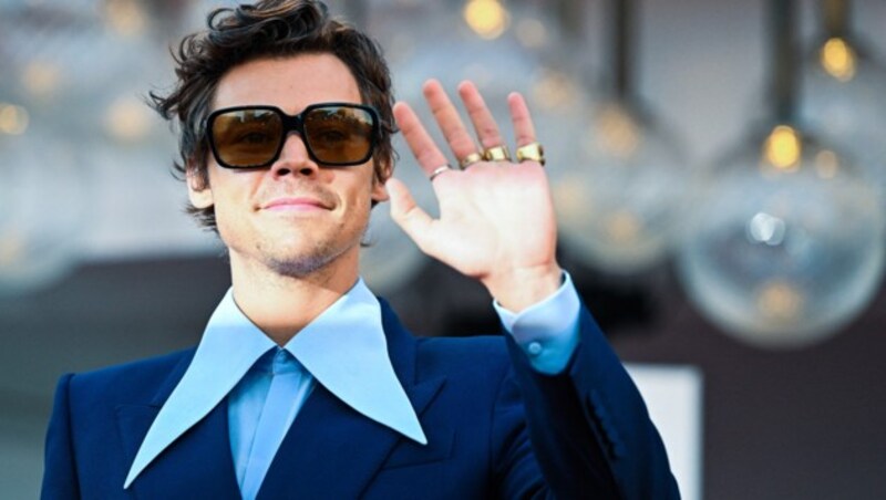 Popsänger Harry Styles winkt bei der Premiere des Films „Don‘t Worry Darling“ bei den Filmfestspielen in Venedig (Bild: APA/Photo by Tiziana FABI/AFP)