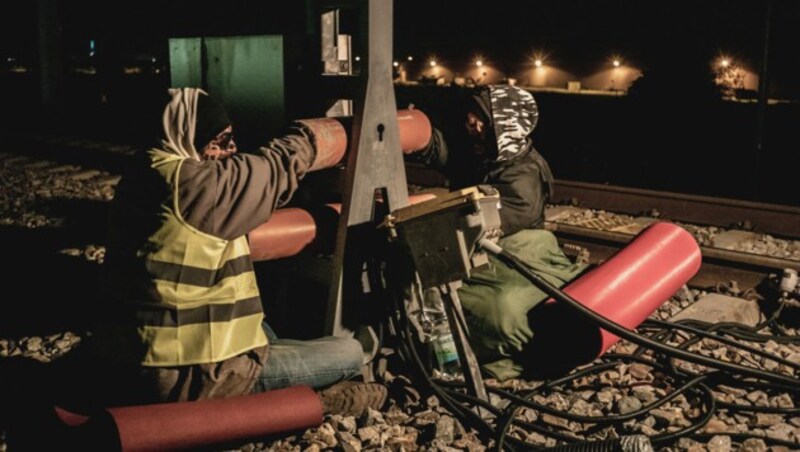 Umweltaktivisten am Dienstag, während einer Blockade von Bahngleisen nahe dem Bahnhof in Hirschstätten. (Bild: APA/CHRISTOPHER GLANZL)