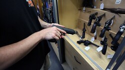 Schusswaffen dürfen nicht mehr aus „persönlichem Interesse“ gekauft werden. (Symbolbild) (Bild: Dave Chan / AFP)