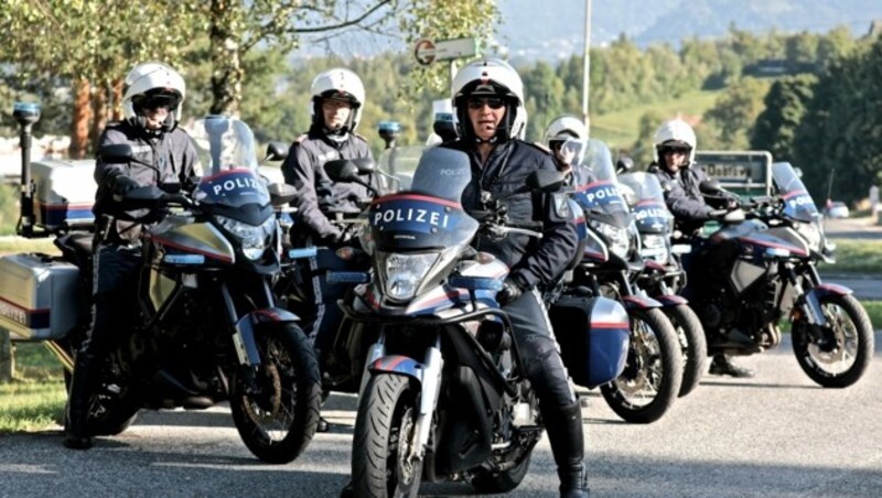 Die Polizei steht auch wieder mit Motorrädern im Einsatz (Bild: Wallner Hannes/Kronenzeitung)