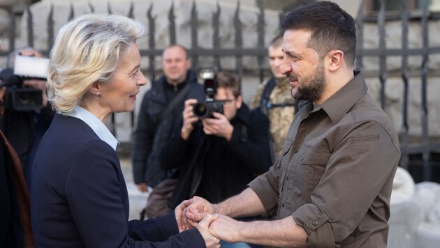 EU Commission President Ursula von der Leyen continues to support Ukrainian President Volodymyr Zelensky - now also with proceeds from frozen Russian assets. (Bild: AFP/Stringer/UKRAINIAN PRESIDENTIAL PRESS SERVICE)