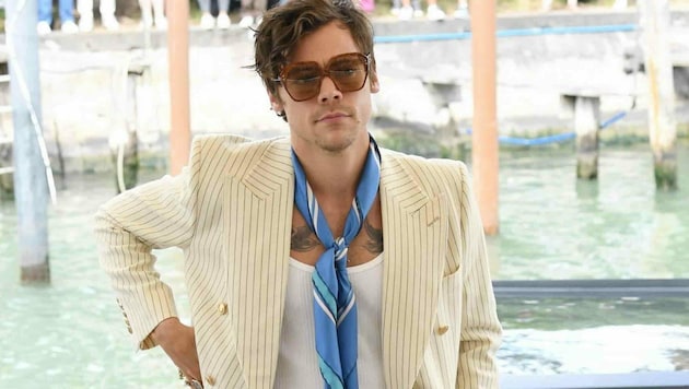 Harry Styles trägt bei der Ankunft im Casino Palace während der Internationalen Filmfestspiele von Venedig in Italien natürlich Gucci. (Bild: www.PPS.at)