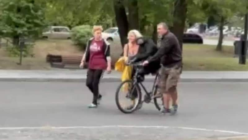 Zurück in den Zoo ging es stilecht mit dem Fahrrad. (Bild: Twitter.com/MarkRid89403375)