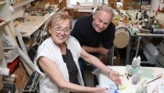 Christoph Rahofer und Hilde Kuchler mit den ersten der mehr als 1000 Schmetterlingen aus Glas, die zum Rekordkunstwerk vereint werden. (Bild: Judt Reinhard)