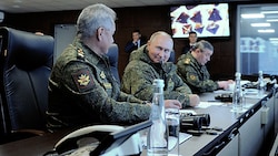 Putin und Verteidigungsminister Schoigu besichtigen das Manöver im Osten des Landes. (Bild: APA/AFP/SPUTNIK/Mikhail KLIMENTYEV)