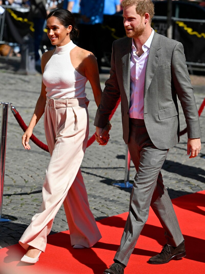 Prinz Harry und Herzogin Meghan in Düsseldorf (Bild: APA/Photo by Sascha Schuermann/AFP)