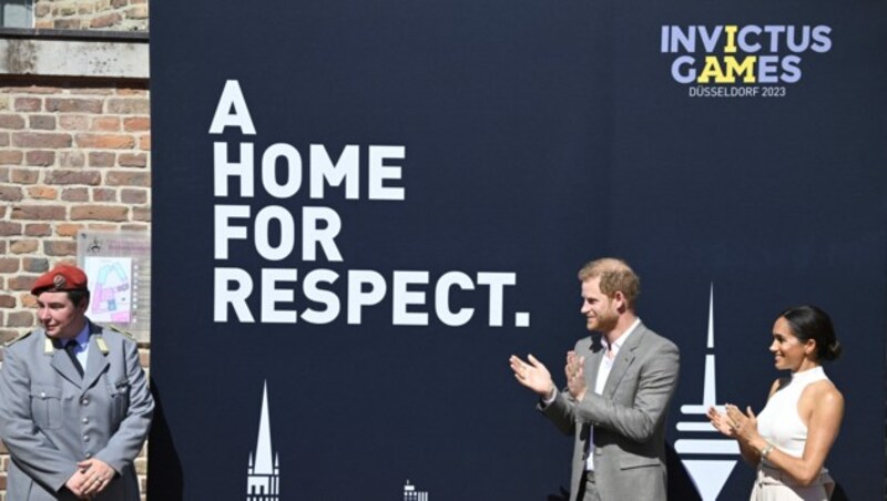 Herzogin Meghan und Prinz Harry enthüllen das offizielle Plakat zu den Invictus Games Düsseldorf 2023 (Bild: APA/Photo by Sascha Schuermann/AFP)