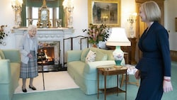 Die britische Königin Elizabeth II. ernannte am Dienstag auf Schloss Balmoral in Schottland Liz Truss zur neuen britischen Premierministerin. (Bild: AFP)