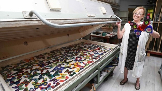 Hilde Kuchler, producción de mariposas para el Museo del Vidrio de Weigelsdorf (Imagen: Reinhard Judt)
