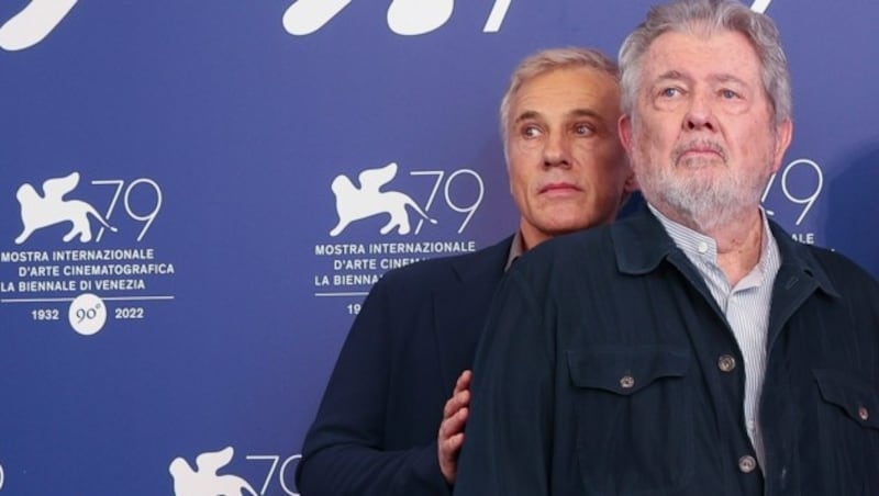 Christoph Waltz „versteckte“ sich hinter Regisseur Walter Hill. (Bild: Invision)