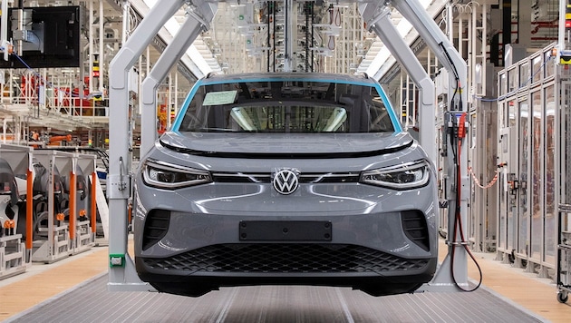 Volkswagen drosselt im Werk Emden die Produktion von Elektroautos - u.a. die des VW ID.4. (Bild: Volkswagen)