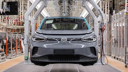 Volkswagen drosselt im Werk Emden die Produktion von Elektroautos - u.a. die des VW ID.4. (Bild: Volkswagen)