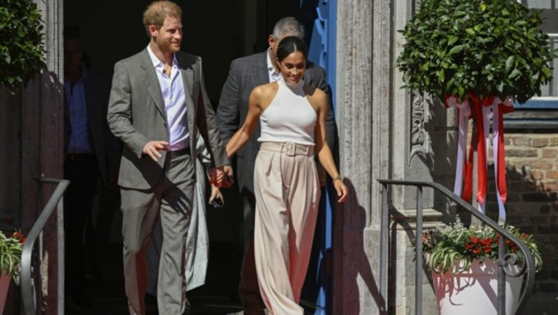 Prinz Harry und Herzogin Meghan nach ihrem Besuch im Düsseldorfer Rathaus (Bild: APA/Photo by Sascha Schuermann/AFP)