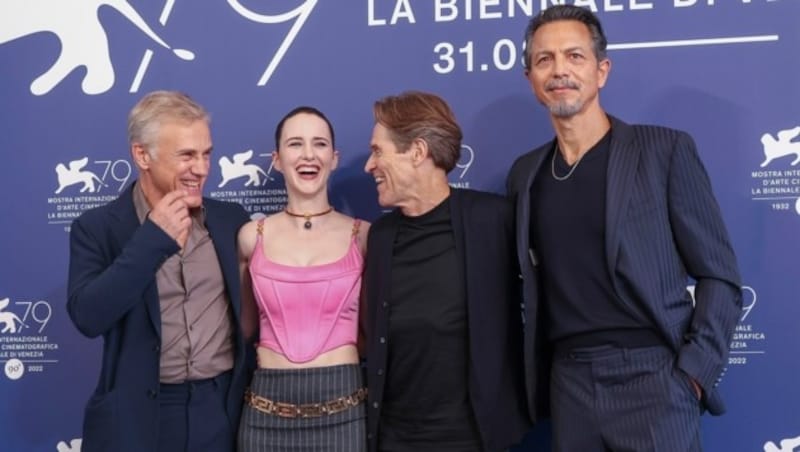 Christoph Waltz brachte seine Kollegen Rachel Brosnahan, Willem Dafoe und Benjamin Bratt am roten Teppich zum Lachen. (Bild: Invision)