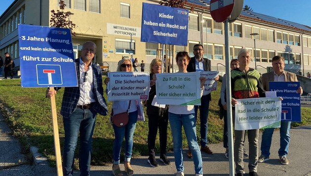 Vertreter von FPÖ, Grünen und Neos protestierten gemeinsam vor der Schule. (Bild: privat)
