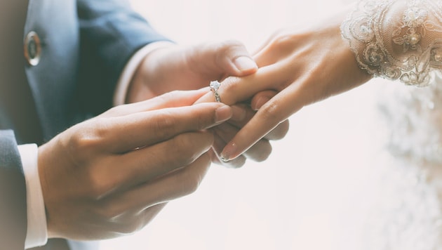 When asked what was decisive for their choice of name in their current marriage, a third of respondents cited the strengthening of their sense of togetherness as a couple. (Bild: stock.adobe.com)