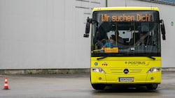 Wolfgang Kotrba traute sich als erster hinters Steuer des Busses - unter der Anleitung von Fahrlehrer Dietmar Dörfler. (Bild: zeitungsfoto.at/Liebl Daniel)