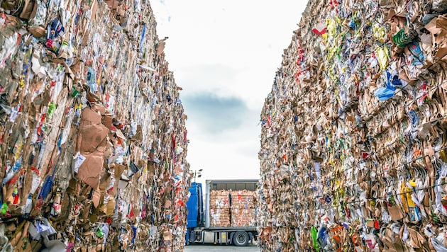 Drohen Müllberge in Sollenau? Keiner will derzeit über die angeblichen Pläne für eine Abfallbehandlungsanlage sprechen. (Bild: stock.adobe.com)