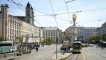 Desde el lunes, los automovilistas reciben el mismo trato que los peatones y ciclistas en la plaza principal de Linz.  (Imagen: Wenzel Markus)