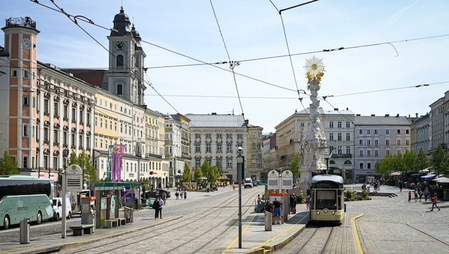Seit Montag sind Autofahrer mit Fußgängern und Radfahrern am Linzer Hauptplatz gleichgestellt. (Bild: Wenzel Markus)