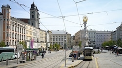 Seit Montag sind Autofahrer mit Fußgängern und Radfahrern am Linzer Hauptplatz gleichgestellt. (Bild: Wenzel Markus)