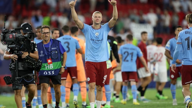 Erling Haaland jubelt - viele Fans jubelten im Stadion nicht mit ihm. (Bild: APA/AFP/Thomas COEX)