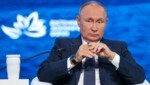 Der Westen versuche „aggressiv, anderen Ländern ein Verhaltensmodell aufzuzwingen“, so Putin. (Bild: AFP/Sergei Bobylyov)