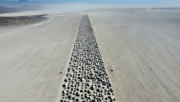 Beim Burning Man handelt es sich um eine Mischung aus „Mad Max“ und Woodstock - der Stau im Nachhinein war jedenfalls gewaltig. (Bild: Screenshot: twitter.com/@cjyu)